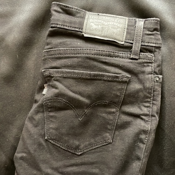 Levi’s 711 Skinny Destroyed Black Jean - Picture 4 of 4
